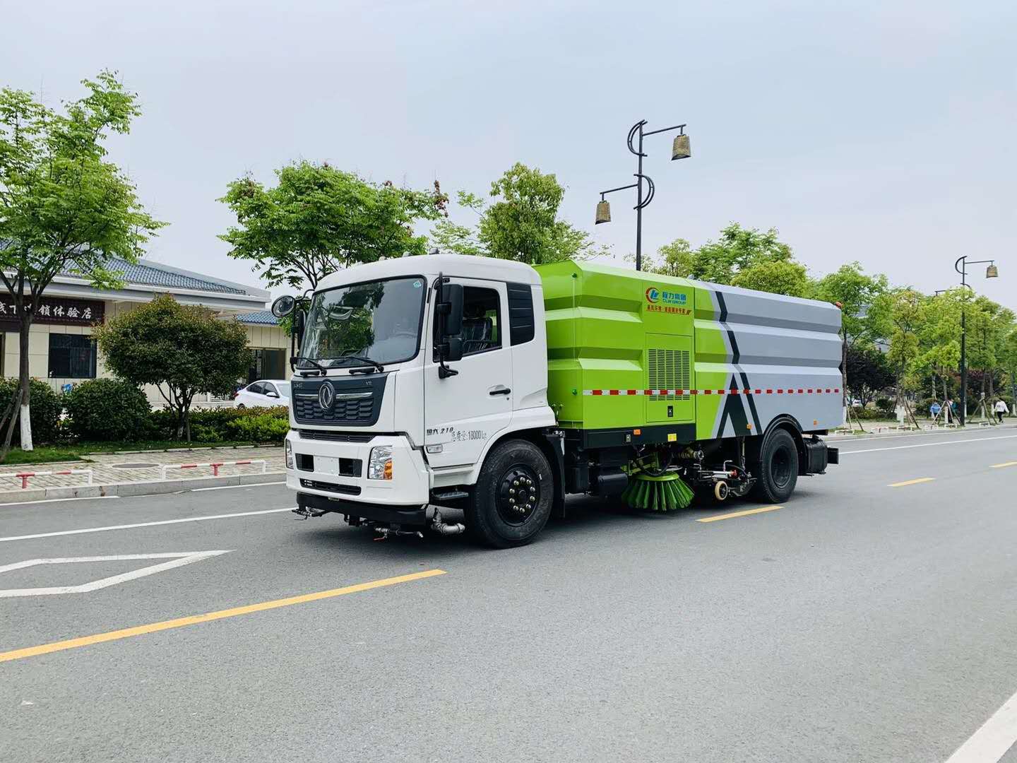 东风天锦18吨扫路车（包上京牌）
