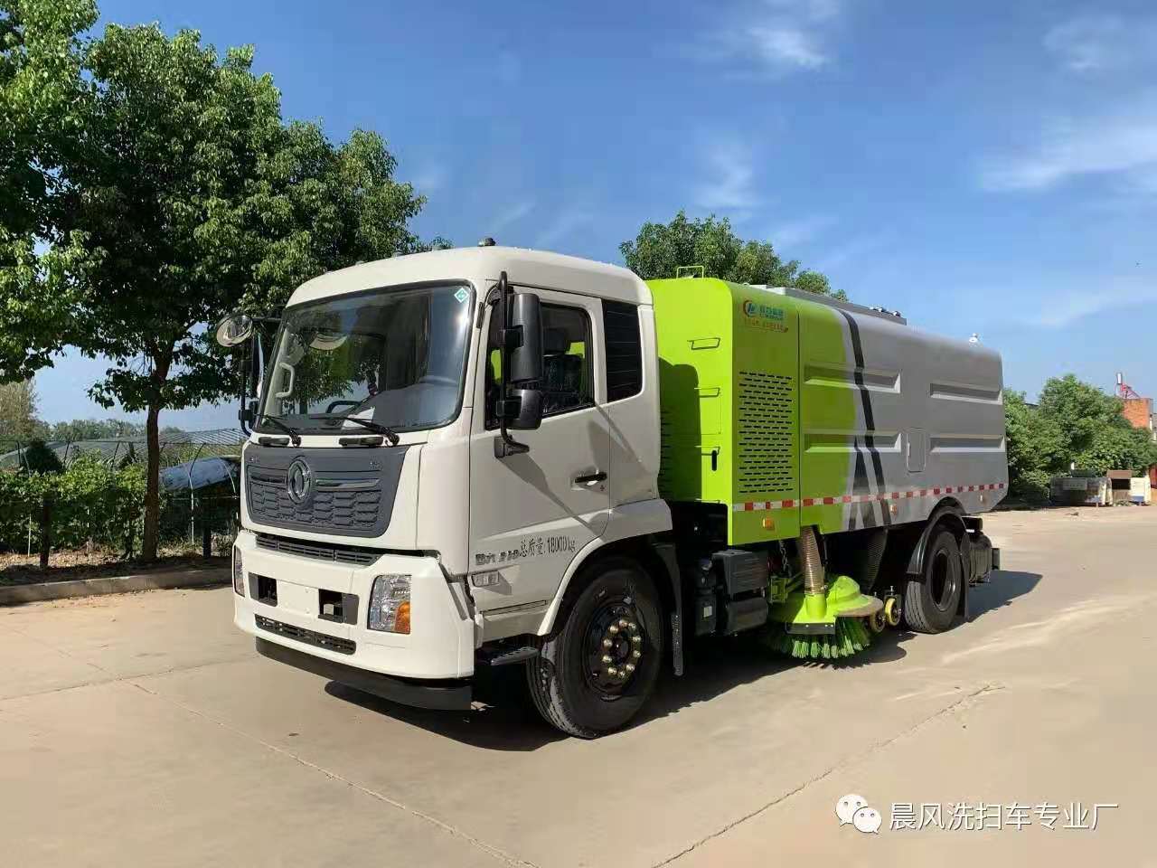 东风天锦18吨干湿两用扫路吸尘车