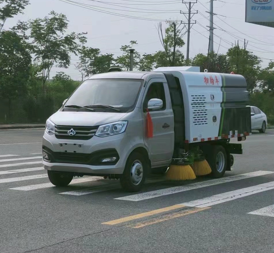 长安2.5吨蓝牌扫路车