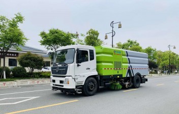 东风天锦18吨扫路车（包上京牌）
