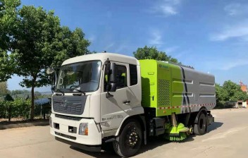 东风天锦18吨干湿两用扫路吸尘车