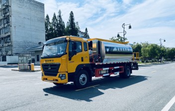 重汽13方智能型洒布车